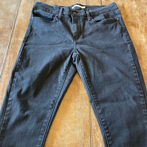 Levi’s Slimming Skinny Jeans (black)